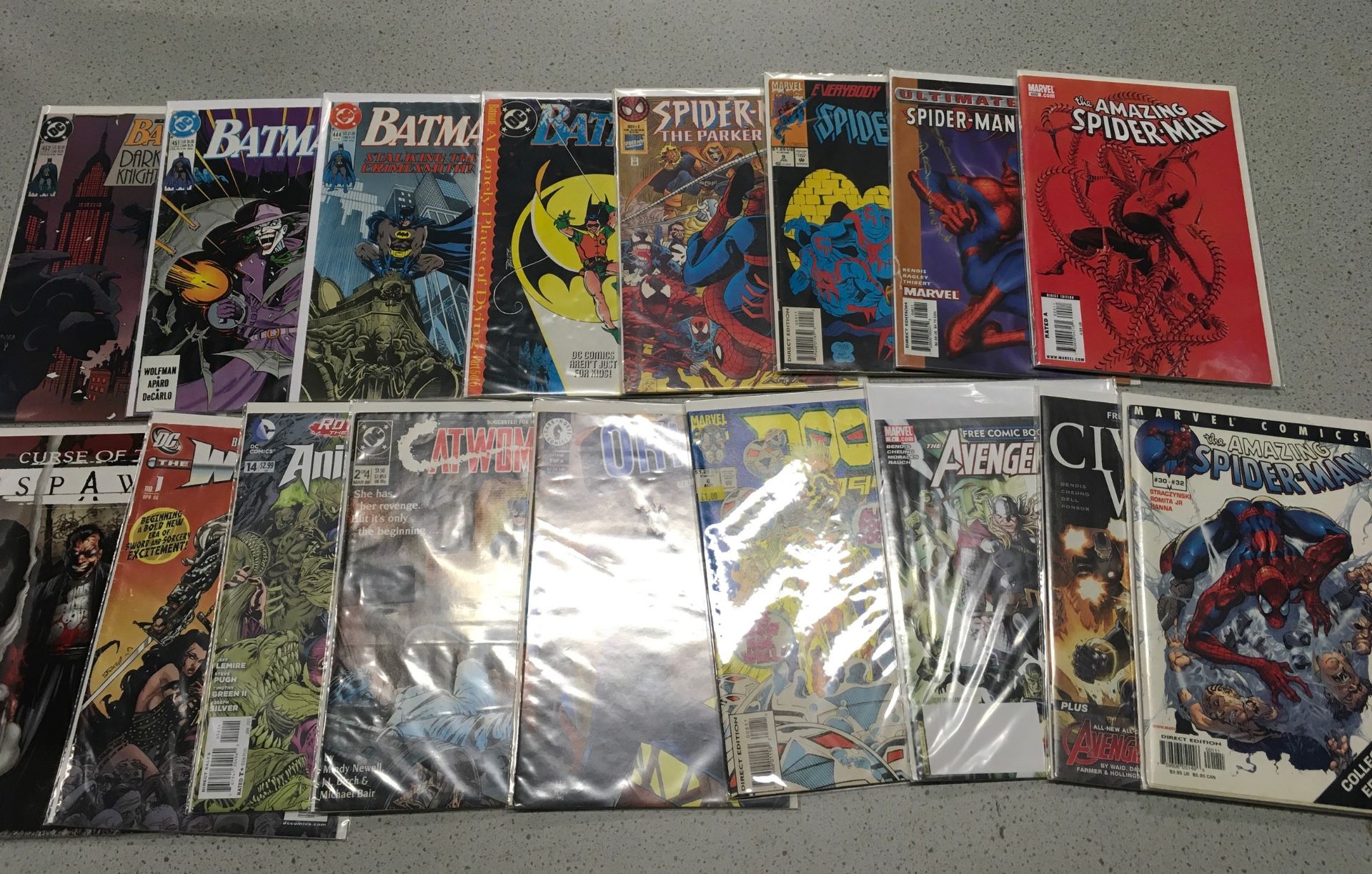 Approx 200+ comics including Marvel, DC and others (only an array of comics pictured).