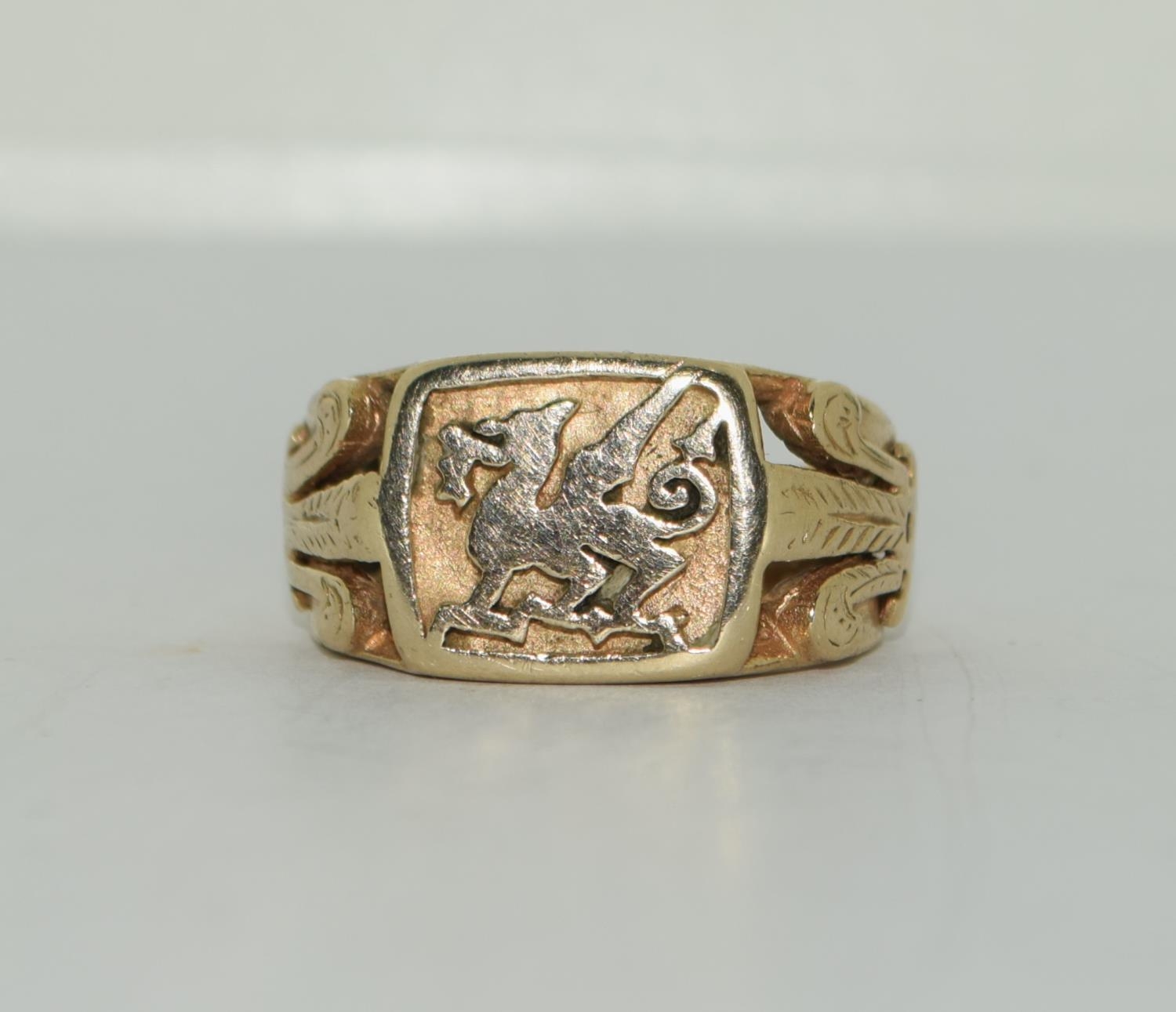 9ct gold gents Welsh Dragon supported by Fleur del lyss plumes to side size Z 11.5g (need split - Image 5 of 6