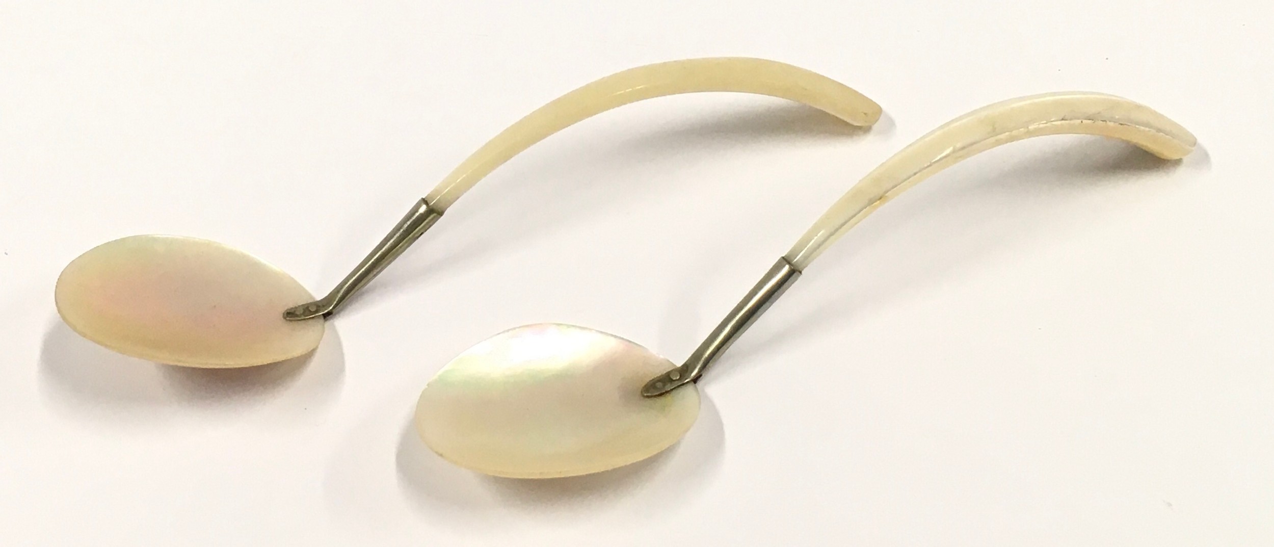 Silver plated snail ladle together with a pair of mother of pearl teaspoons and a fork. - Image 3 of 5