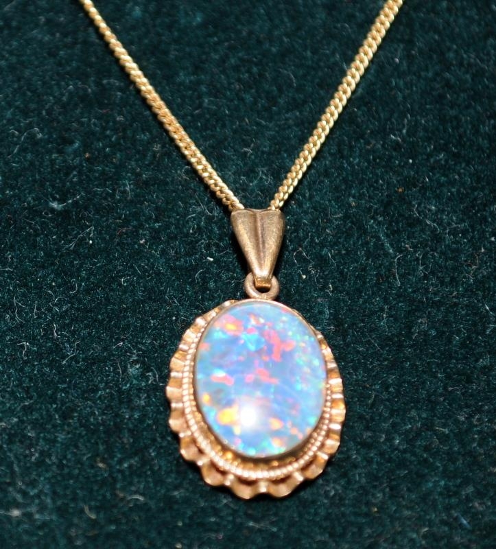 Opal doublet pendant on 9ct gold chain, 4.7g