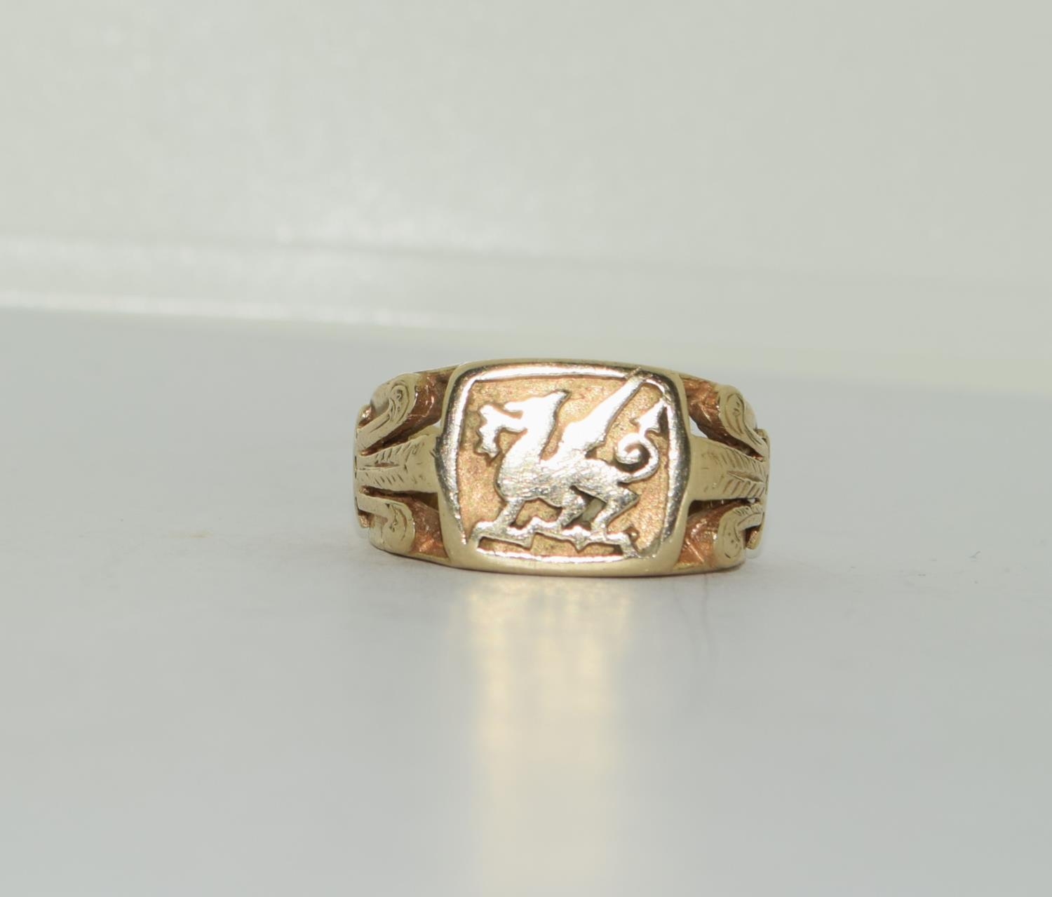 9ct gold gents Welsh Dragon supported by Fleur del lyss plumes to side size Z 11.5g (need split - Image 6 of 6