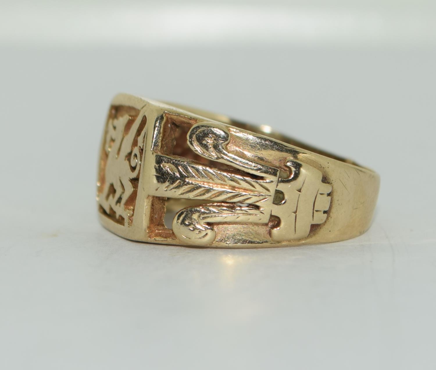 9ct gold gents Welsh Dragon supported by Fleur del lyss plumes to side size Z 11.5g (need split - Image 4 of 6