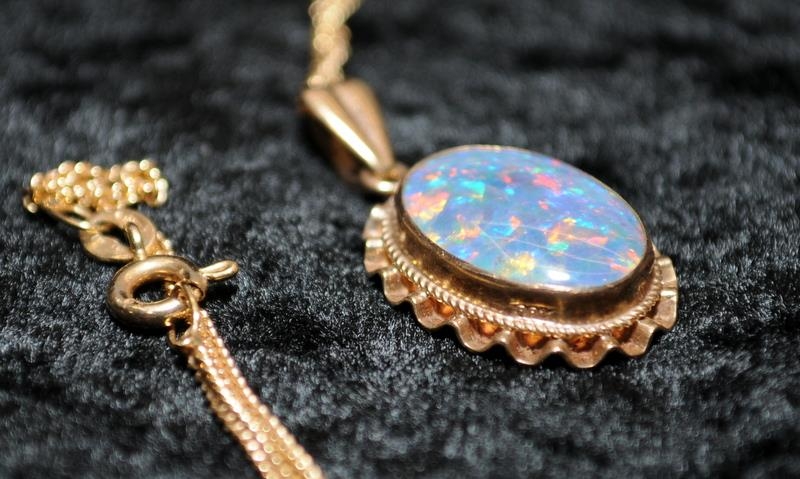 Opal doublet pendant on 9ct gold chain, 4.7g - Image 3 of 4