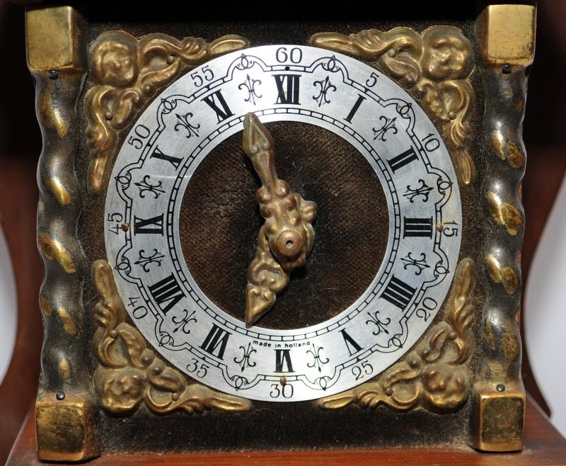 Antique Dutch Atlas Nu Elck Syn Sin (each to their own) oak cased wall clock driven by Badische - Image 3 of 6