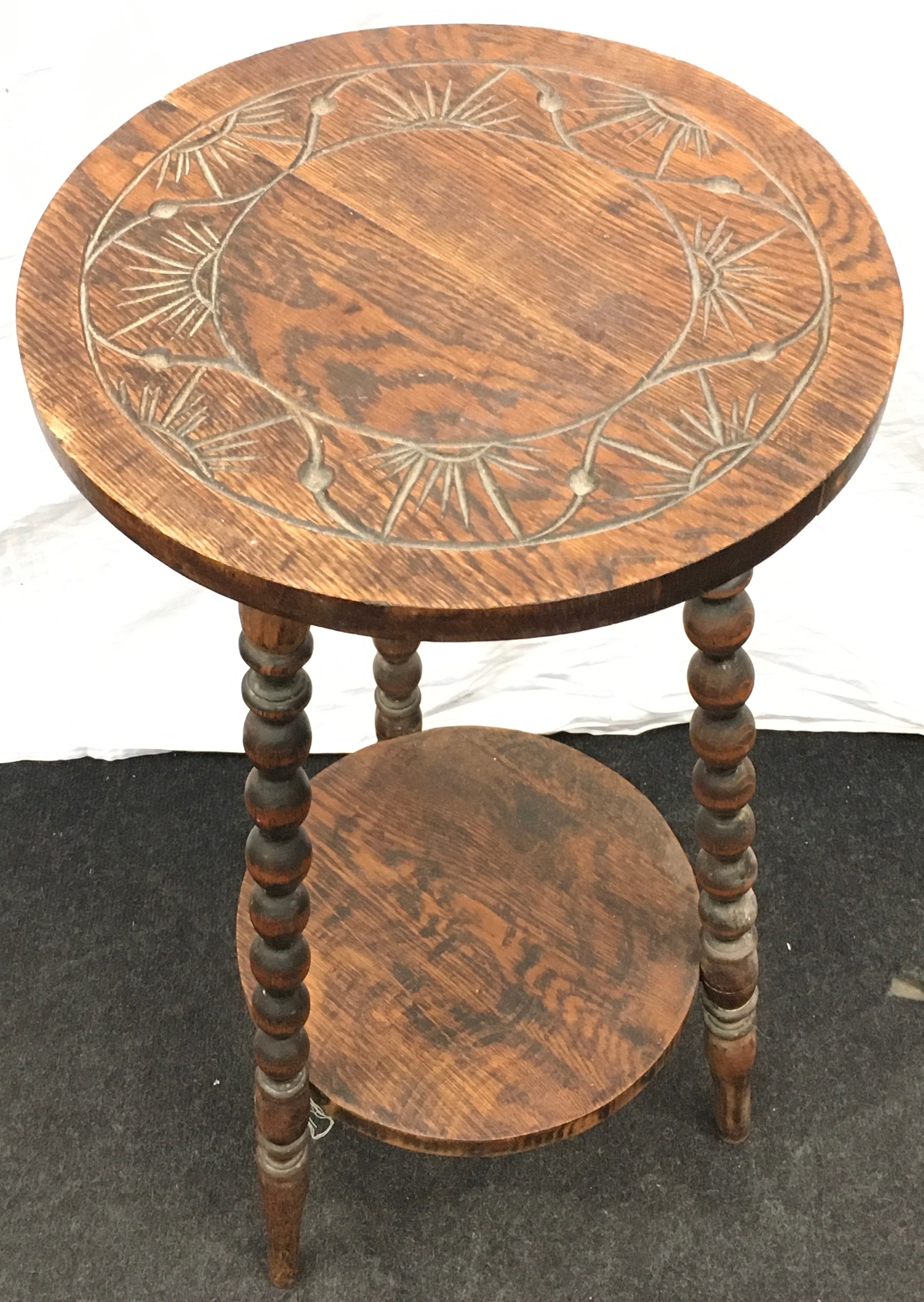 Vintage oak occasional/lamp table on three bobbin turned legs 76cm tall 38cm diameter. - Image 2 of 3