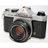 Quality vintage Asahi Pentax K1000 35mm SLR camera with fitted Pentax-M 1:2 50mm prime lens. Shutter