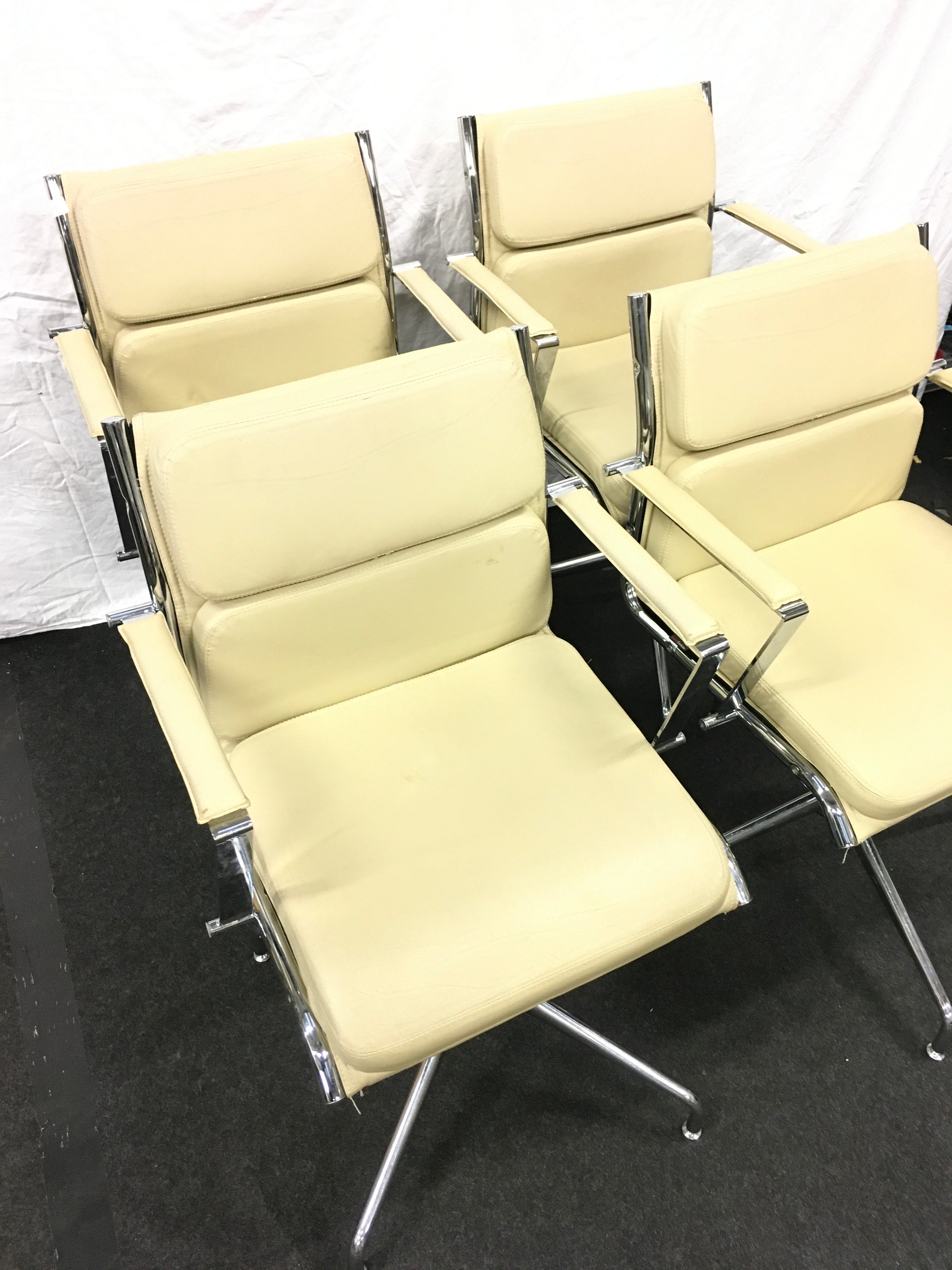 Set of four mid century Quinti Sedute chrome and leather swivel chairs. - Image 2 of 3