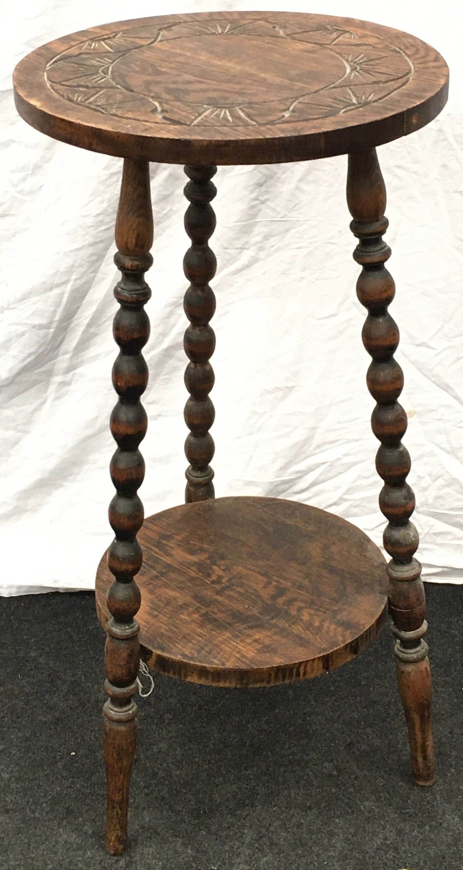 Vintage oak occasional/lamp table on three bobbin turned legs 76cm tall 38cm diameter.