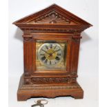 Vintage oak cased stgriking mantel clock with key. 41cms tall