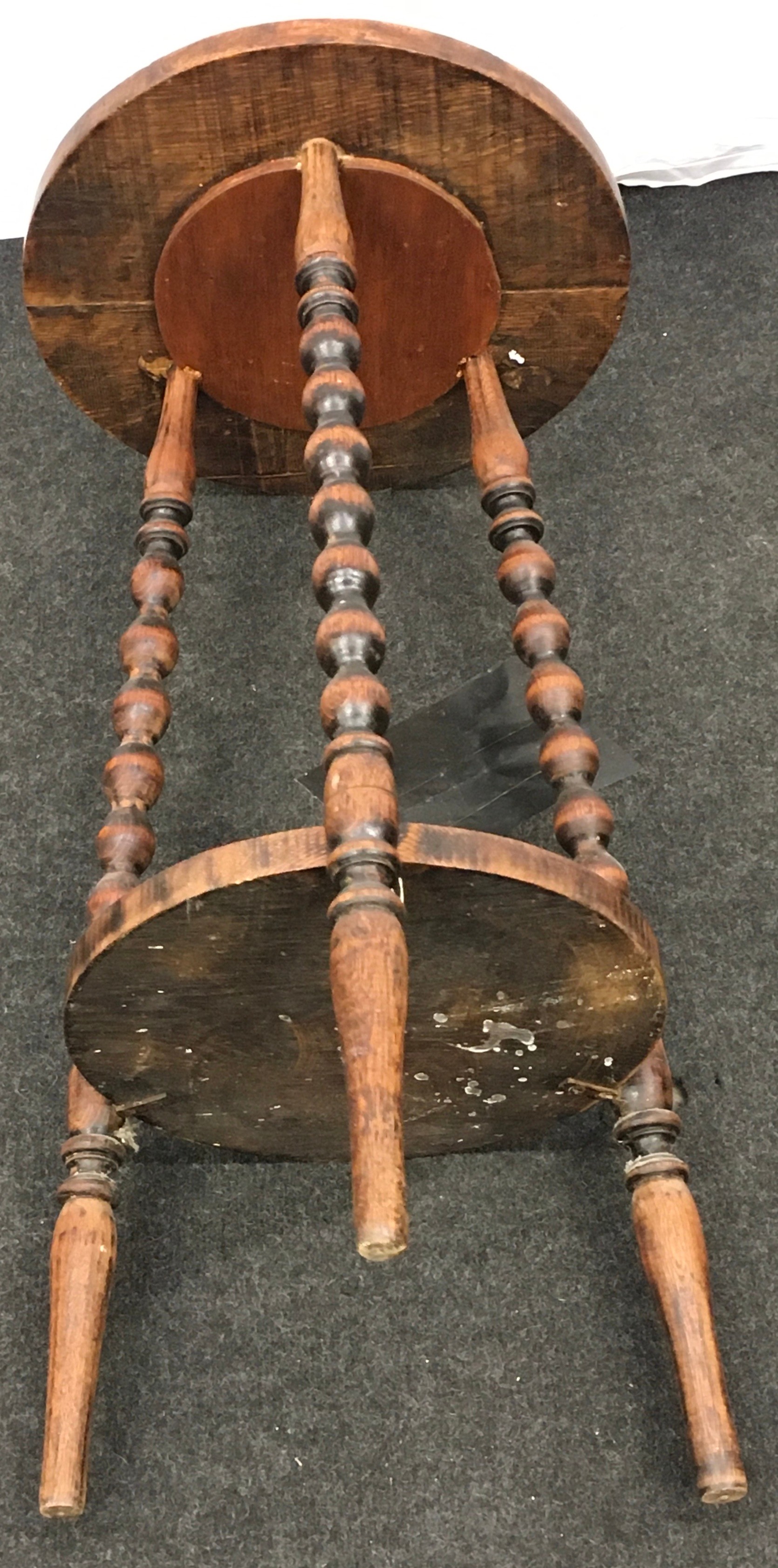 Vintage oak occasional/lamp table on three bobbin turned legs 76cm tall 38cm diameter. - Image 3 of 3