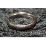 An 18ct white gold wedding band, Size N, 4.9g
