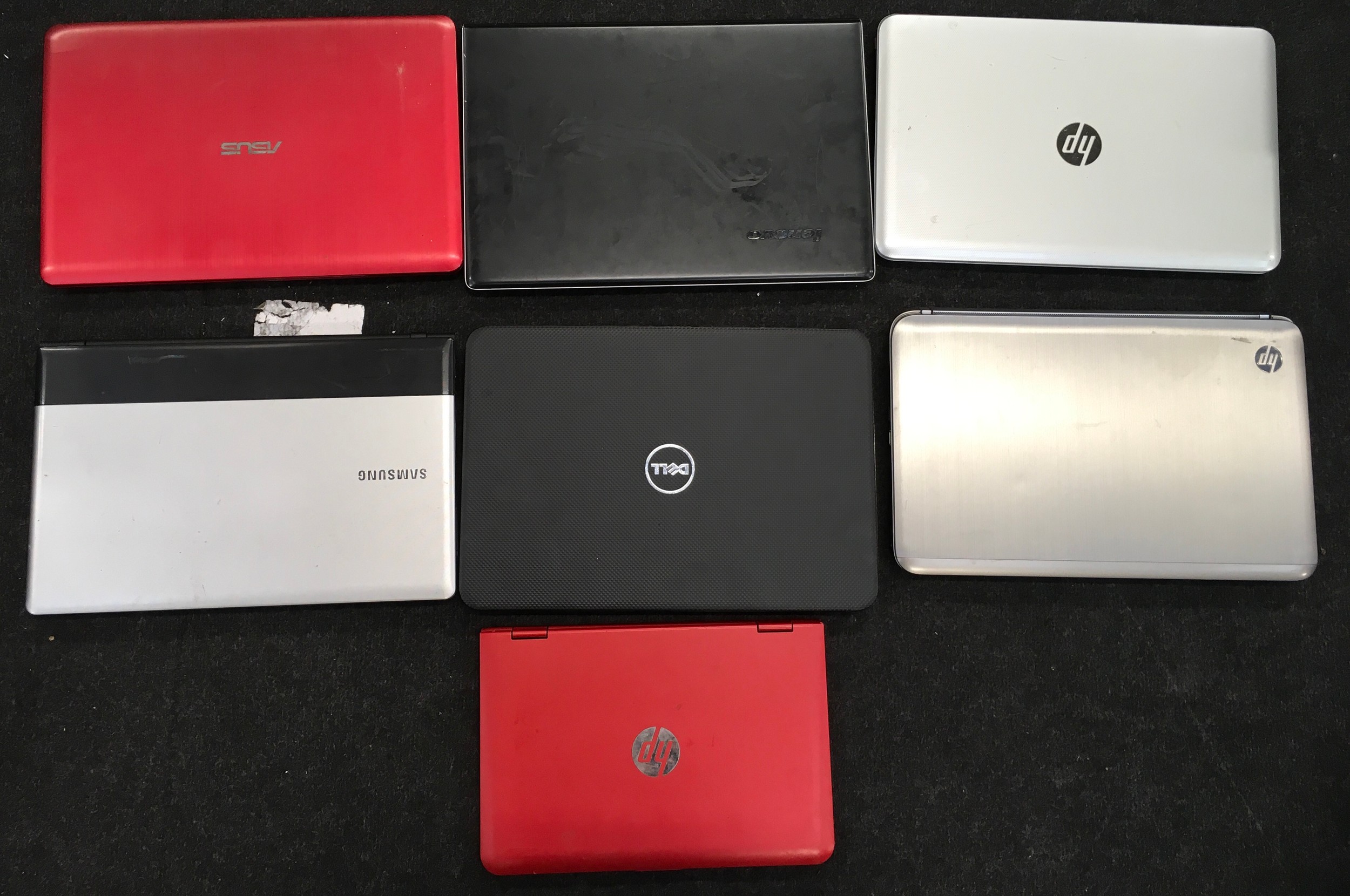 A collection of various laptops. - Image 2 of 4
