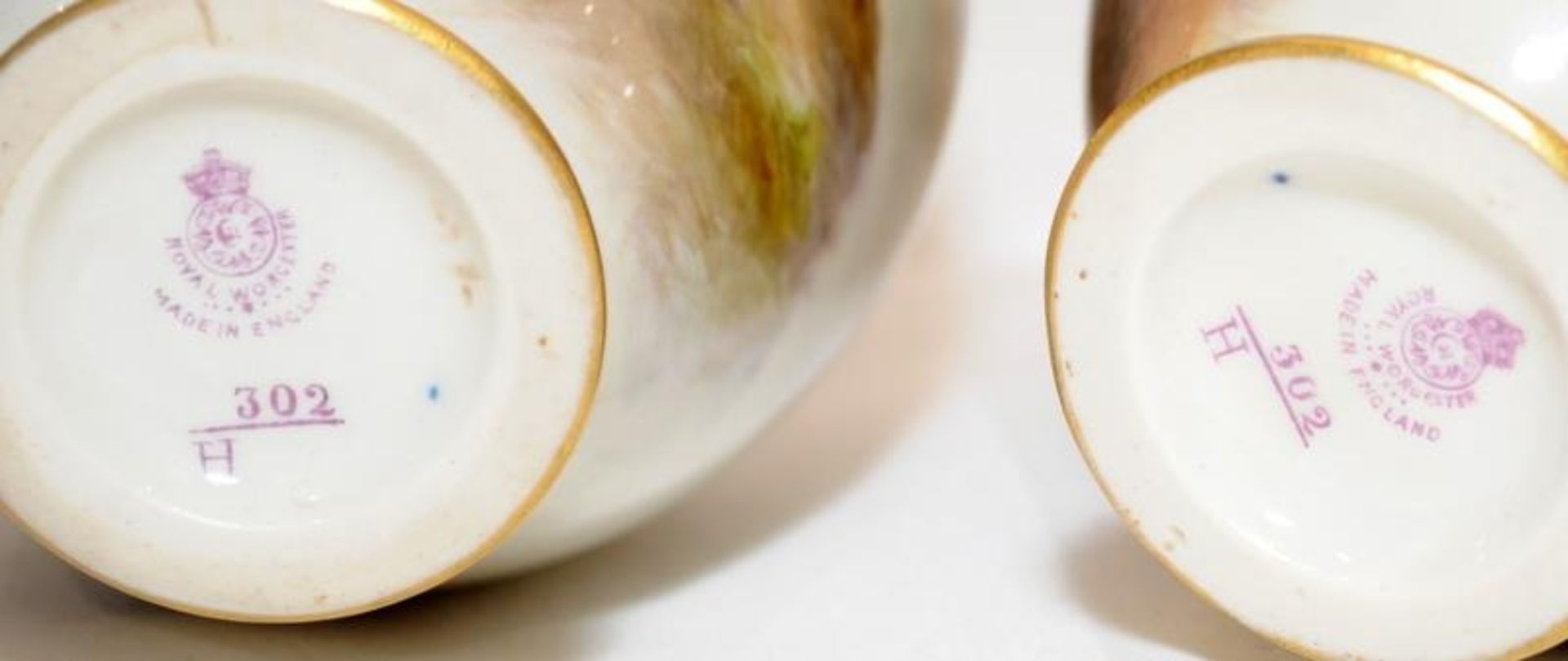 Pair of antique Royal Worcester blush ivory vases with gilded accents featuring hand painted - Image 5 of 7