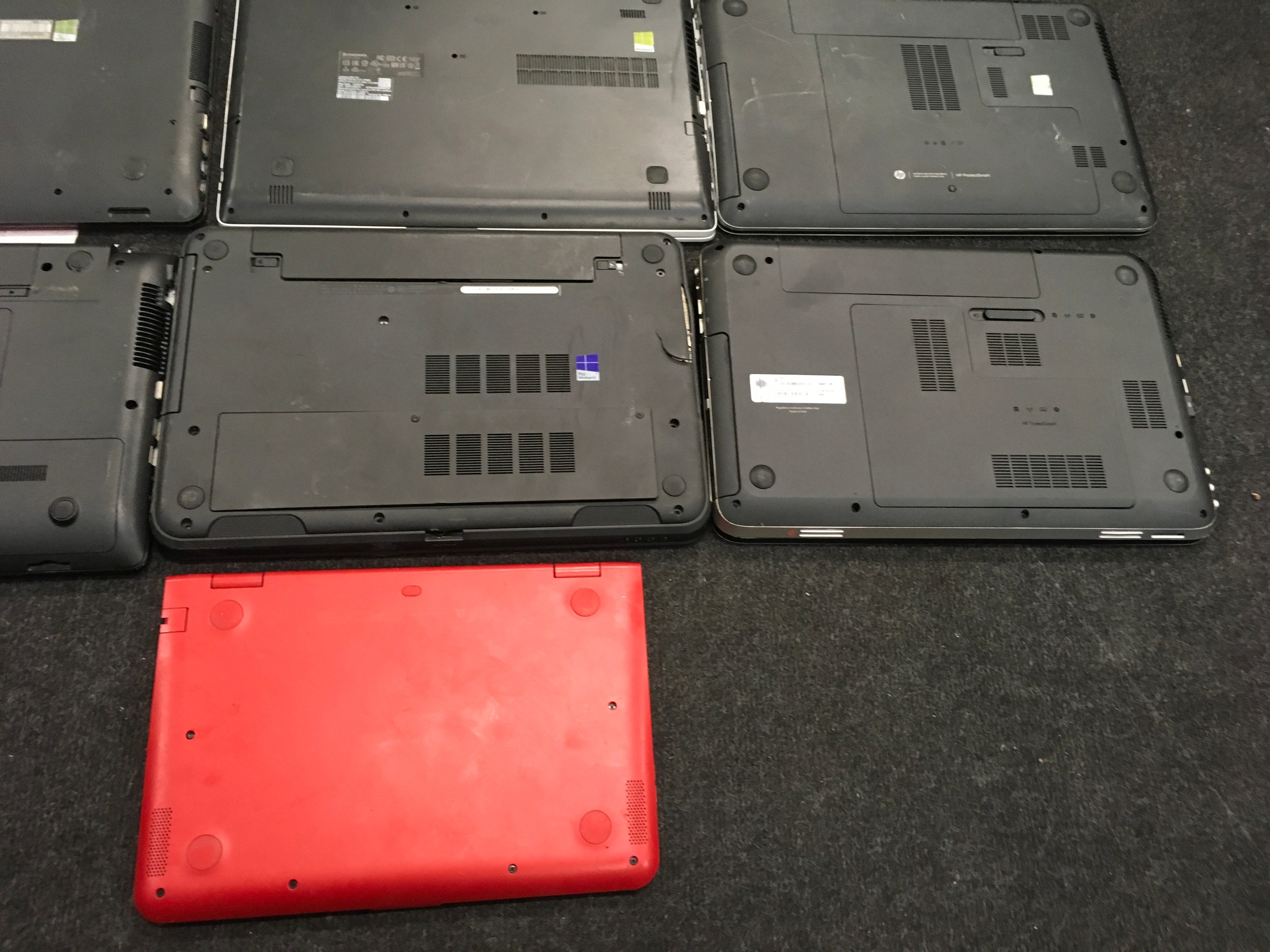 A collection of various laptops. - Image 4 of 4