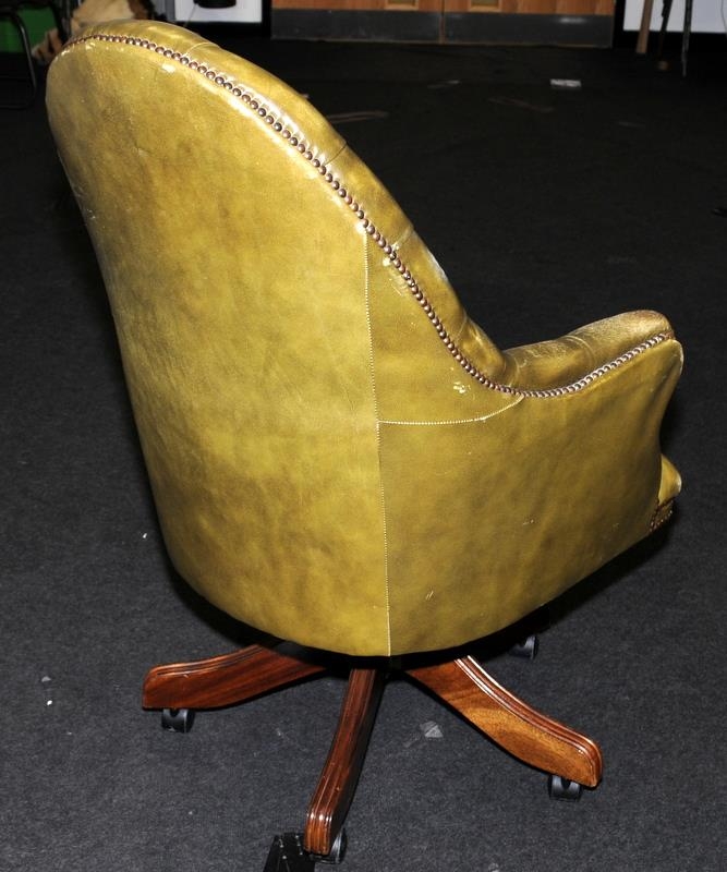 Chesterfield style button back swivel office chair upholstered in green leather - Image 4 of 5