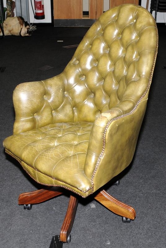 Chesterfield style button back swivel office chair upholstered in green leather - Image 2 of 5