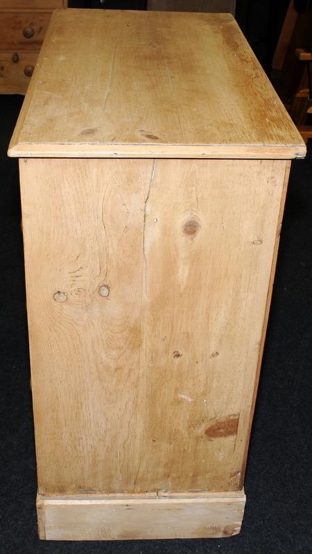 Victorian 2 over 3 graduated chest of pine drawers standing on a separate pine plinth. O/all hight - Image 5 of 5