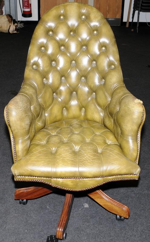 Chesterfield style button back swivel office chair upholstered in green leather - Image 5 of 5