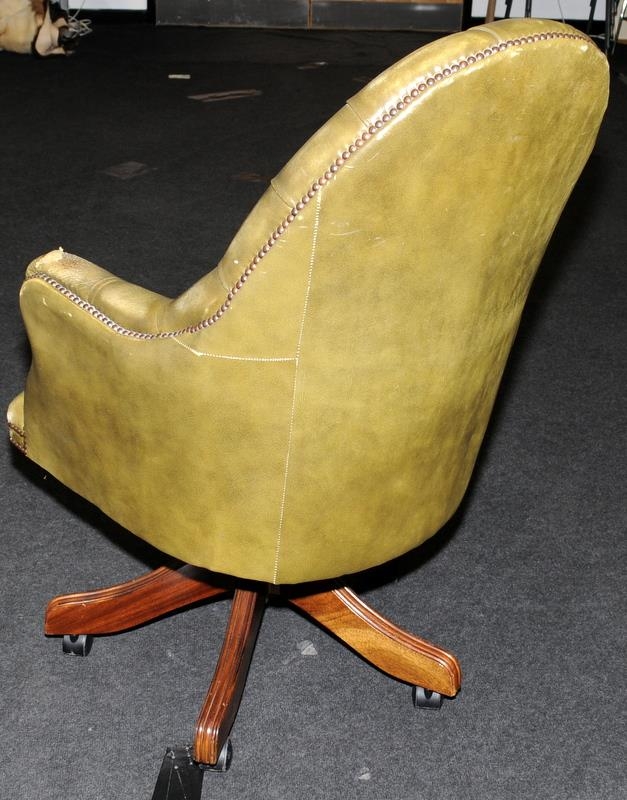 Chesterfield style button back swivel office chair upholstered in green leather - Image 3 of 5