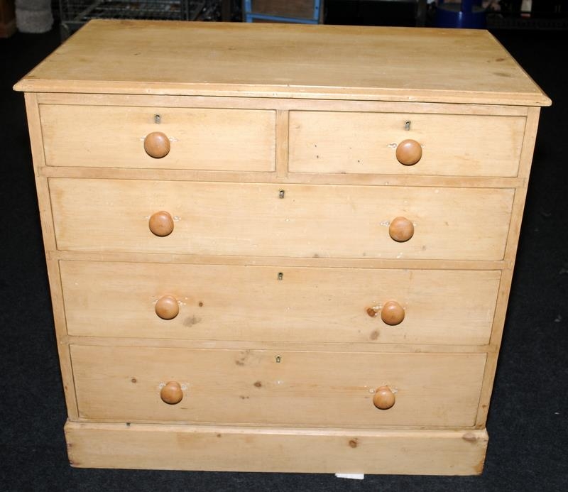 Victorian 2 over 3 graduated chest of pine drawers standing on a separate pine plinth. O/all hight