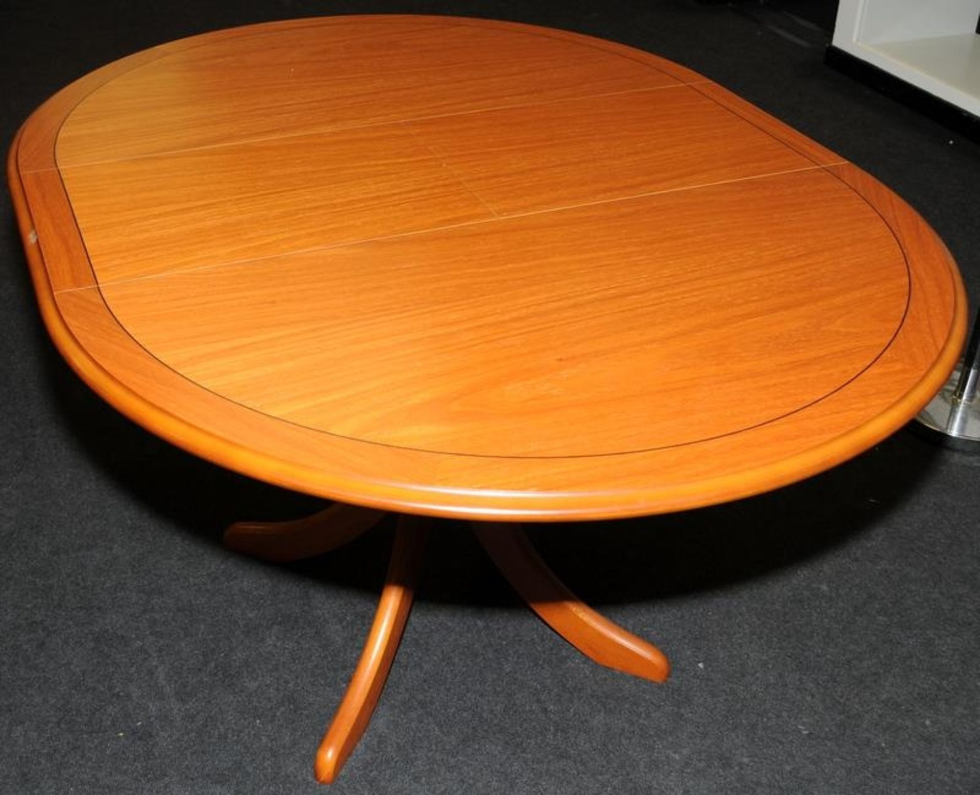 Circular extending table by Morris Furniture Co. c/w with four upholstered dining chairs. 140cms - Image 5 of 5