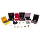 Collection of jewellery to include gold and silver (H2, H28, H29, H31, H33, H35)