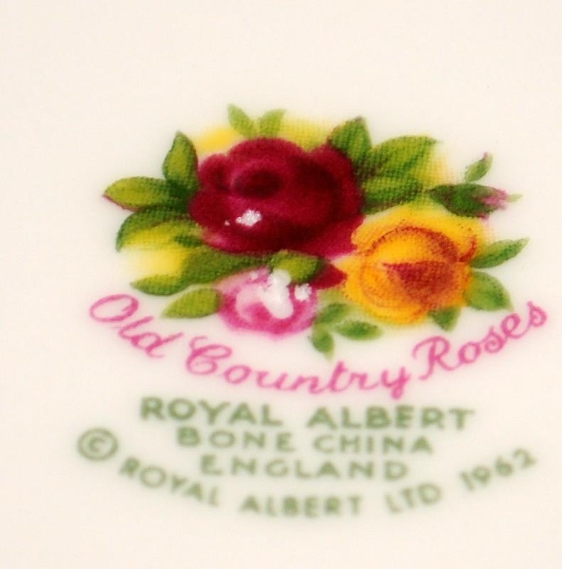 Royal Albert Old Country Roses serving suite comprising two tier cake plate, lidded jam pot, 30cms - Image 5 of 5