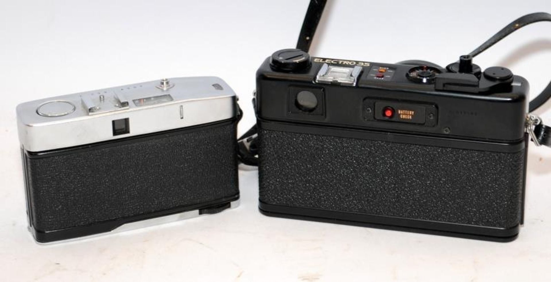 2 x vintage 35mm cameras to include Yashica Electro 35 rangefinder and a Ricoh Caddy - Image 2 of 3