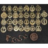 Collection of metalware to include 30 horse brasses, trivet, dog knocker and 3 coat hooks.