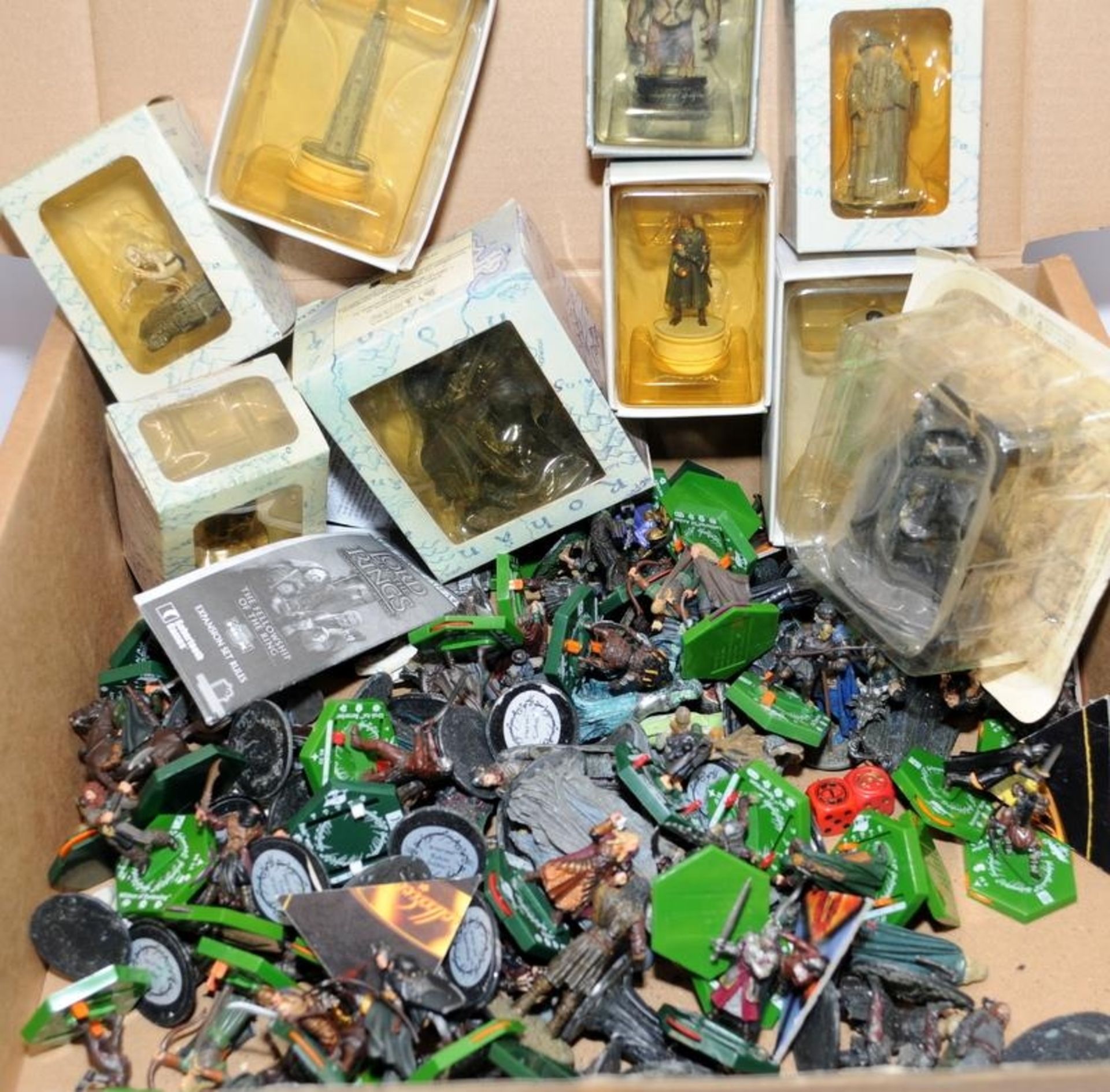 Large collection of Lord of the Rings figures, plastic and cast metal examples including some boxed