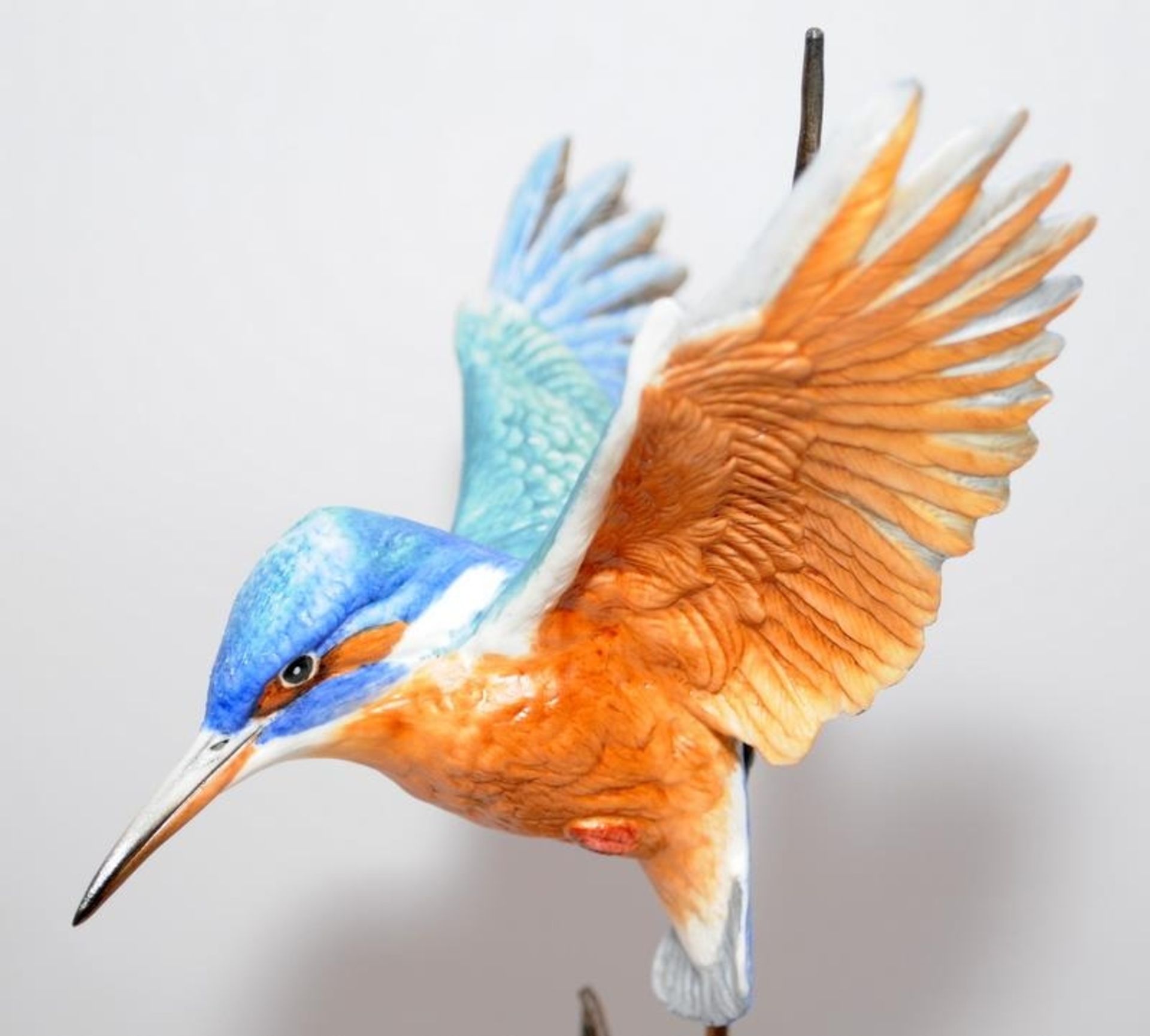 Cold cast bronze figure of a kingfisher amongst bullrushes. Approx 33cms tall including base - Image 3 of 3