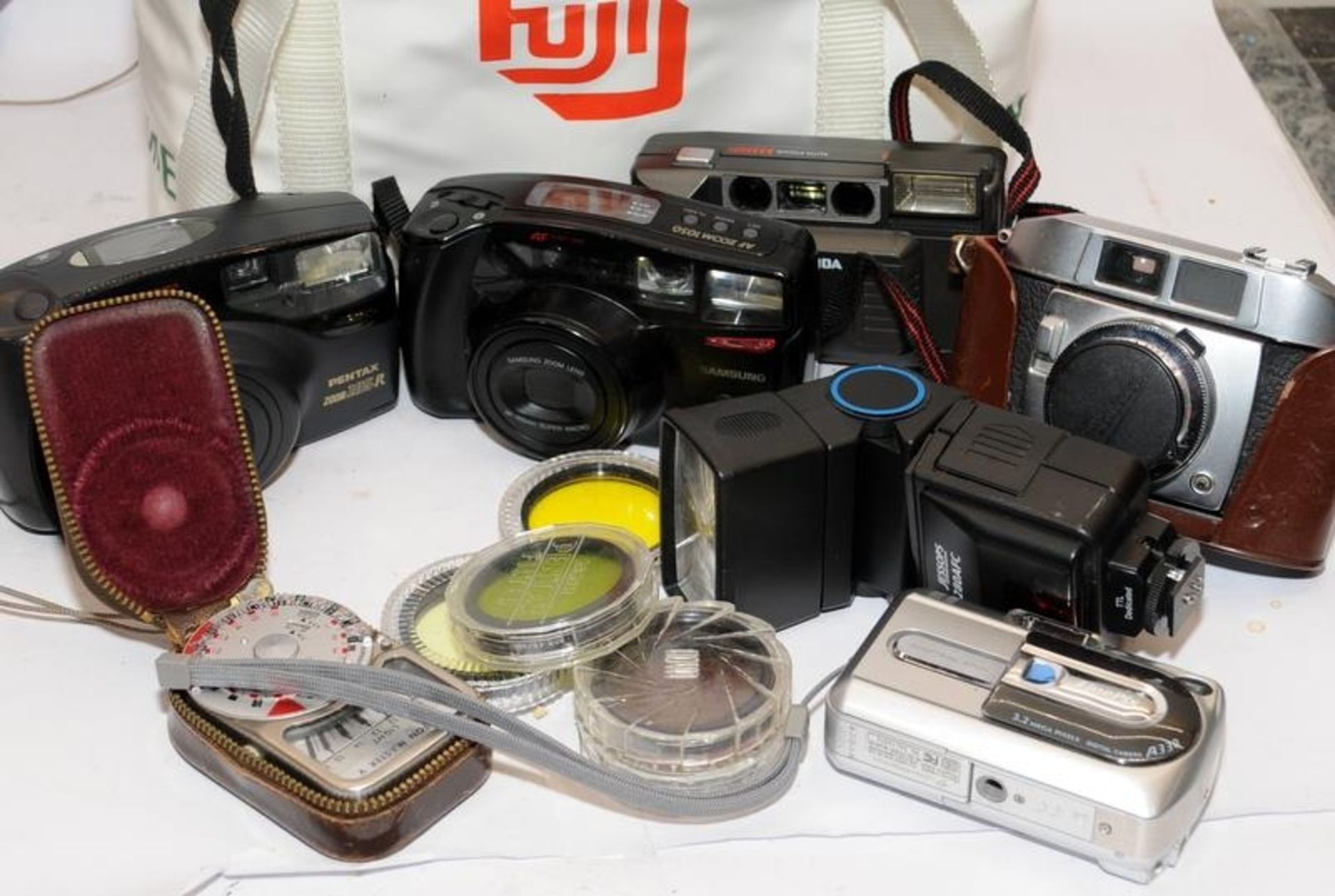 Collection of vintage cameras to include Pentax P30 and Zoom 105, a Kodak fold out camera and an - Image 2 of 5