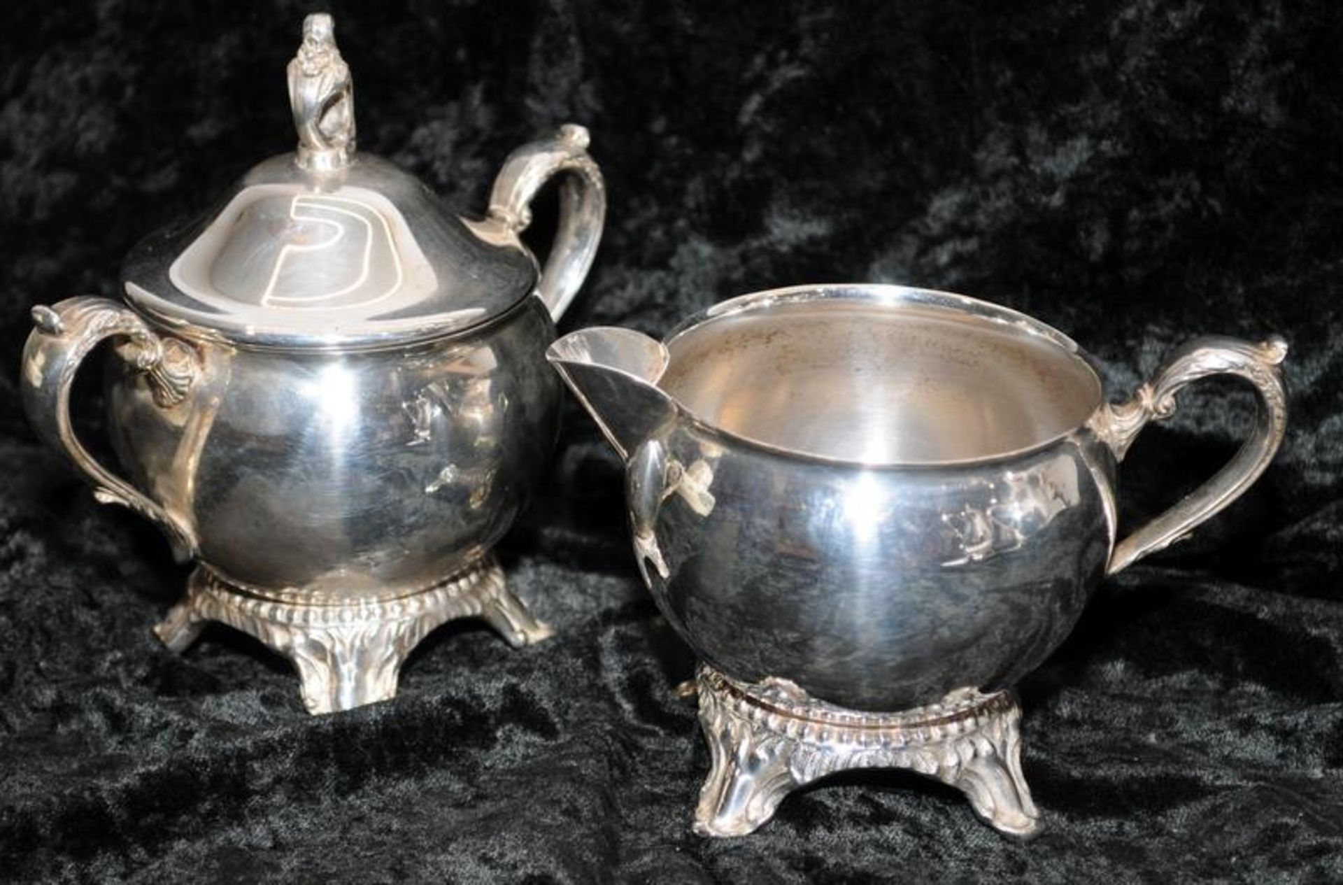 Matching silver plated tea and coffee pots with creamer and sugar bowl - Image 4 of 4