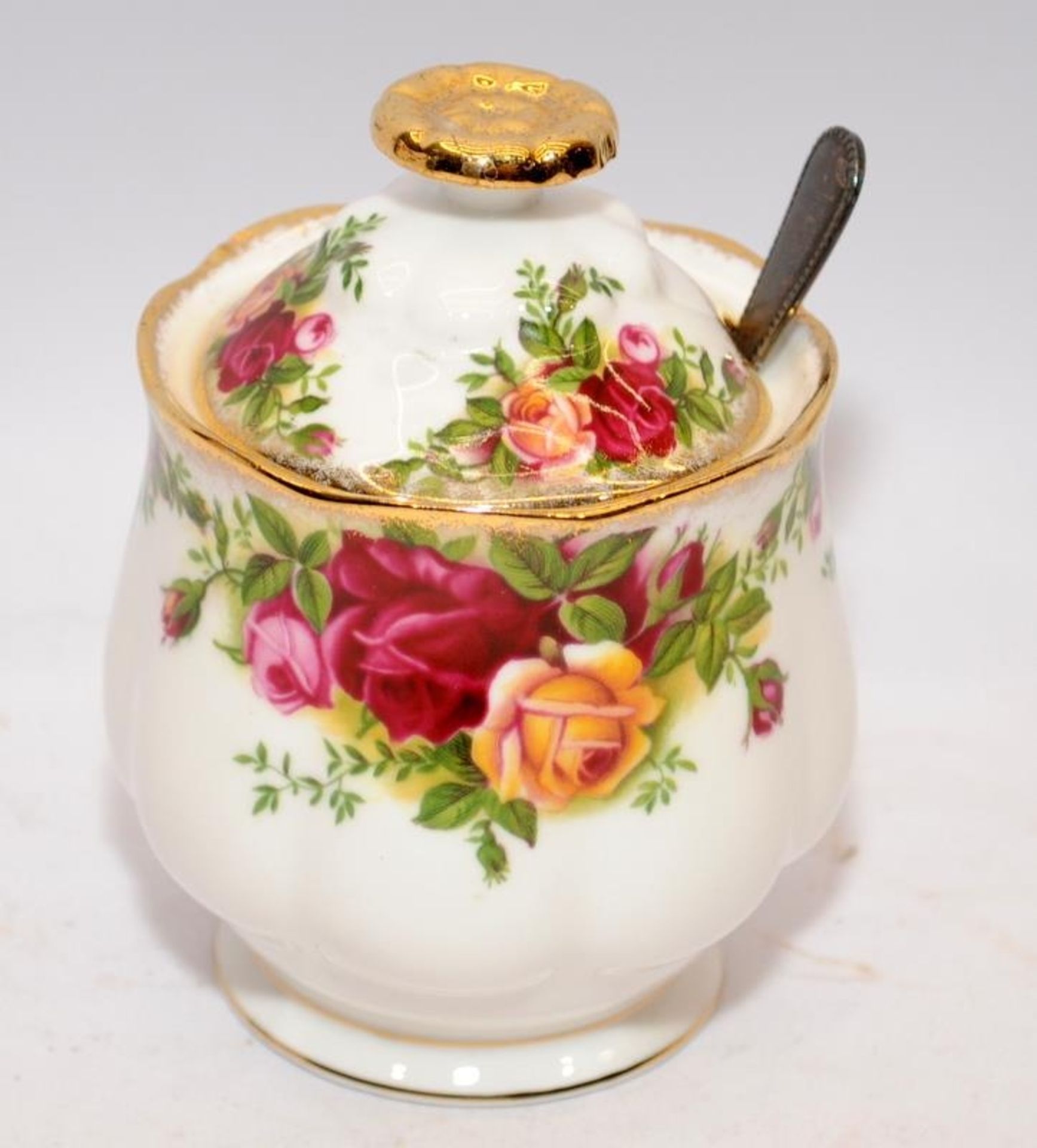 Royal Albert Old Country Roses serving suite comprising two tier cake plate, lidded jam pot, 30cms - Image 4 of 5