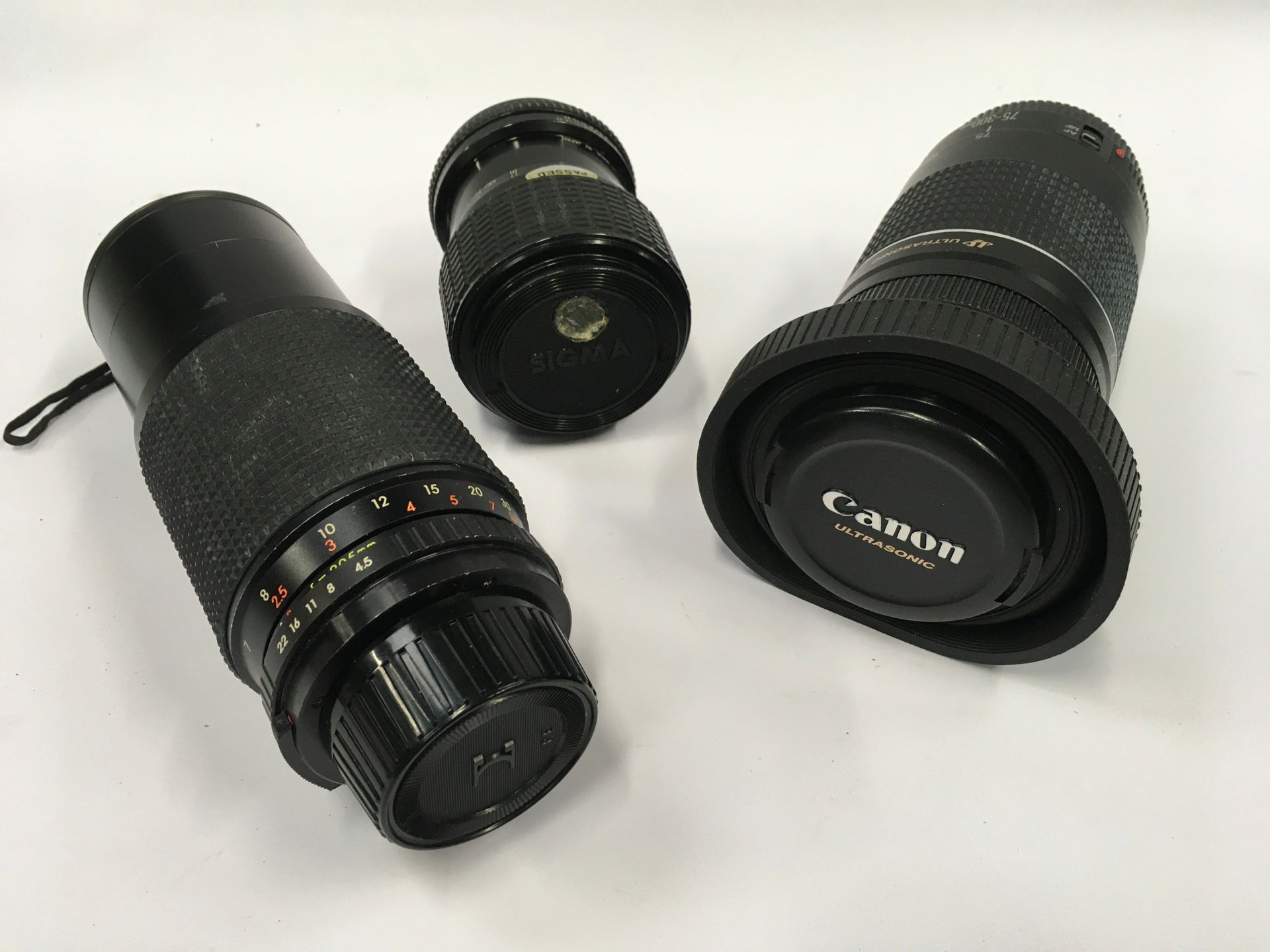 Selection of vintage camera lenses to include Canon EF75-300mm zoom with AF mount, Sigma 35-70mm