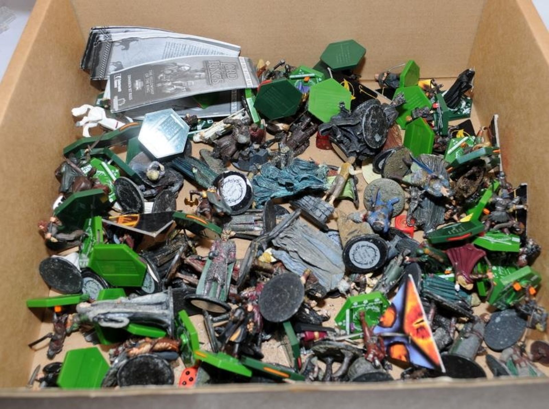 Large collection of Lord of the Rings figures, plastic and cast metal examples including some boxed - Image 2 of 3