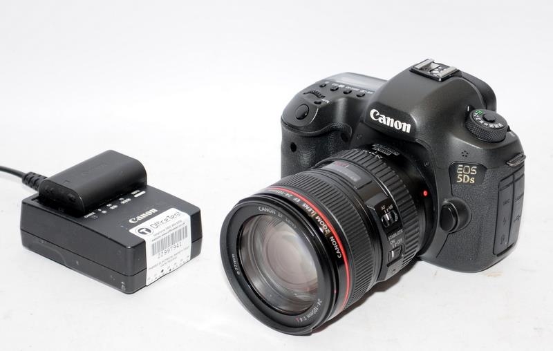 Canon 5Ds DSLR camera with fitted Canon EF 24-105 zoom lens. Comes complete with battery and charger - Image 5 of 5