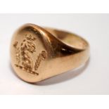 9ct gold ladies heraldic seal signet ring size K. 5.4g