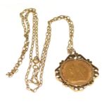 Victorian full sovereign dated 1895 set in a 9ct gold mount with a 9ct gold chain 54cm total 13.4g