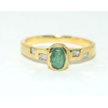 18ct gold ladies vintage Diamond and Emerald inset ring size P