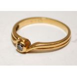 18ct gold rub over style twist ring with diamond size M 1/2. 2.2g