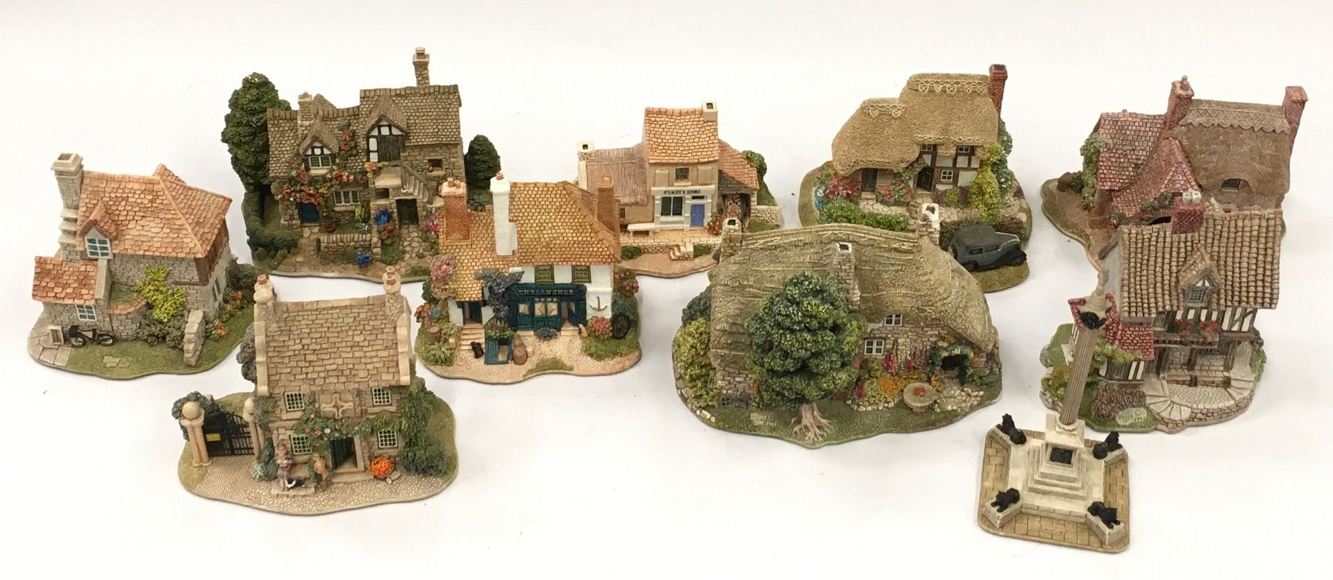 Lilliput Lane collection to include Sore Paws and Nelson's Column (10).