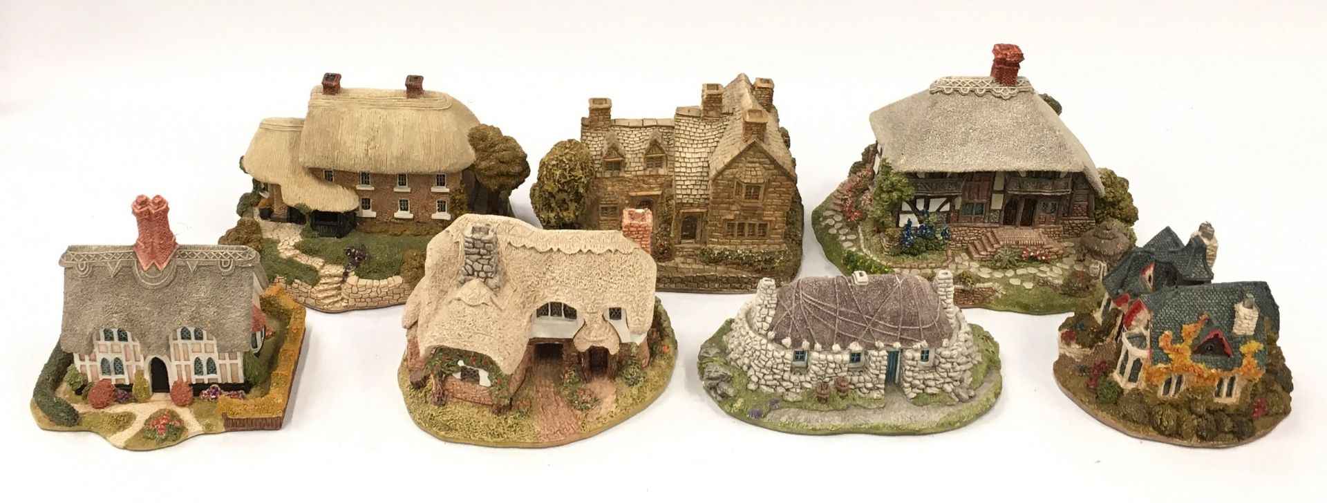 Lilliput Lane collection to include Hopcroft Cottage and Ostlers Keep (7).