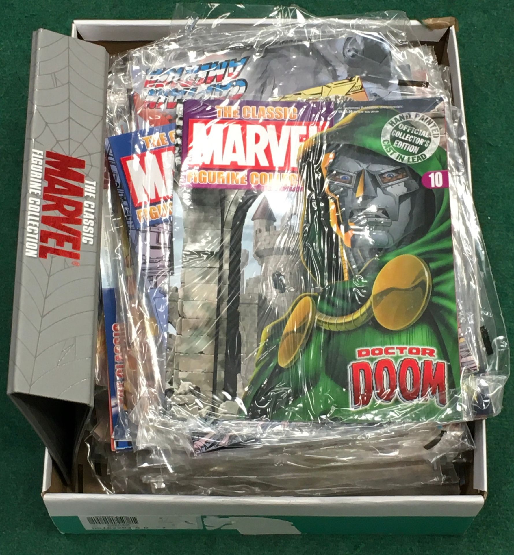 Marvel comics figurine collection of magazines.