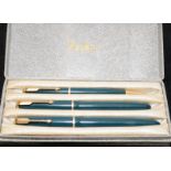 Vintage Parker pen set in forest green to include Duofold and Victory fountain pens with nibs marked