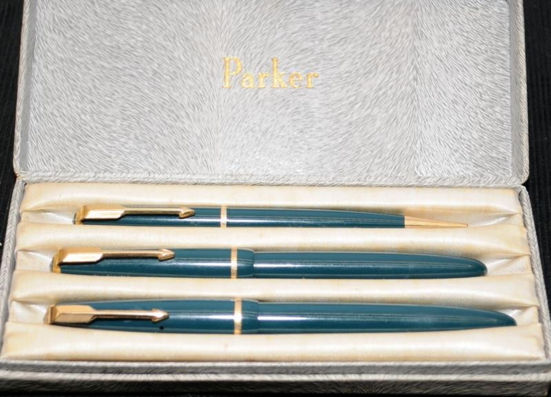 Vintage Parker pen set in forest green to include Duofold and Victory fountain pens with nibs marked