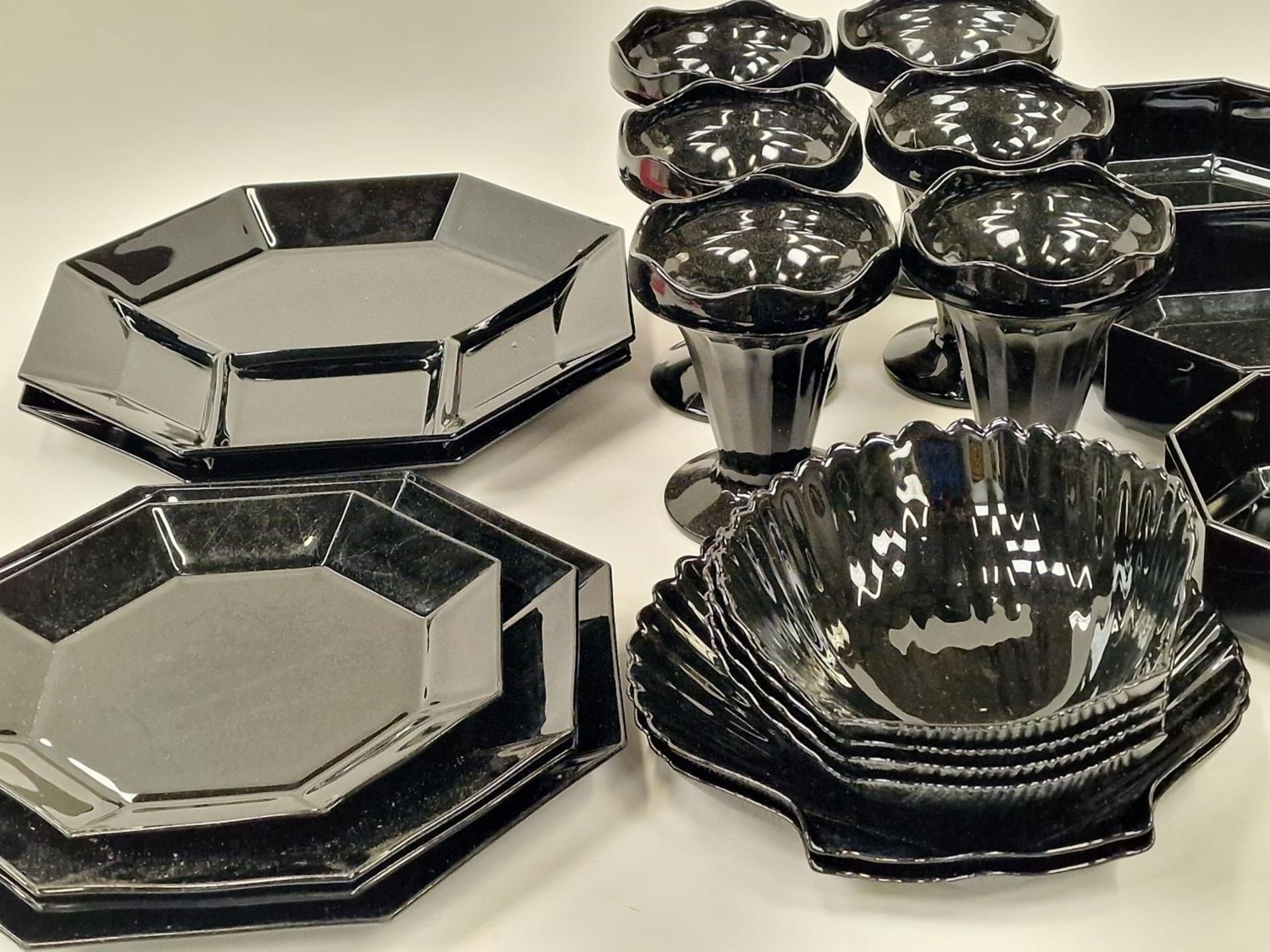 Arcopal/Arcoroc collection of Jet Black glassware to include clamshell plates, sundae dishes and - Image 2 of 4