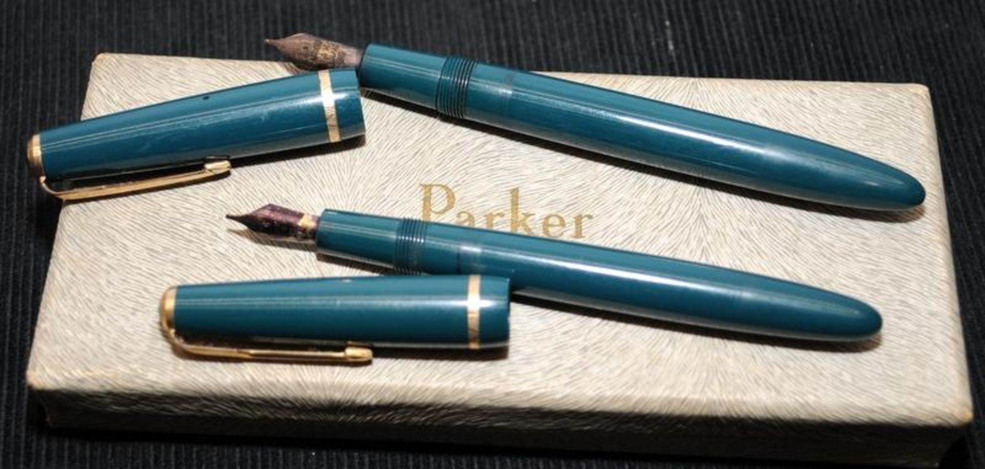 Vintage Parker pen set in forest green to include Duofold and Victory fountain pens with nibs marked - Image 3 of 3