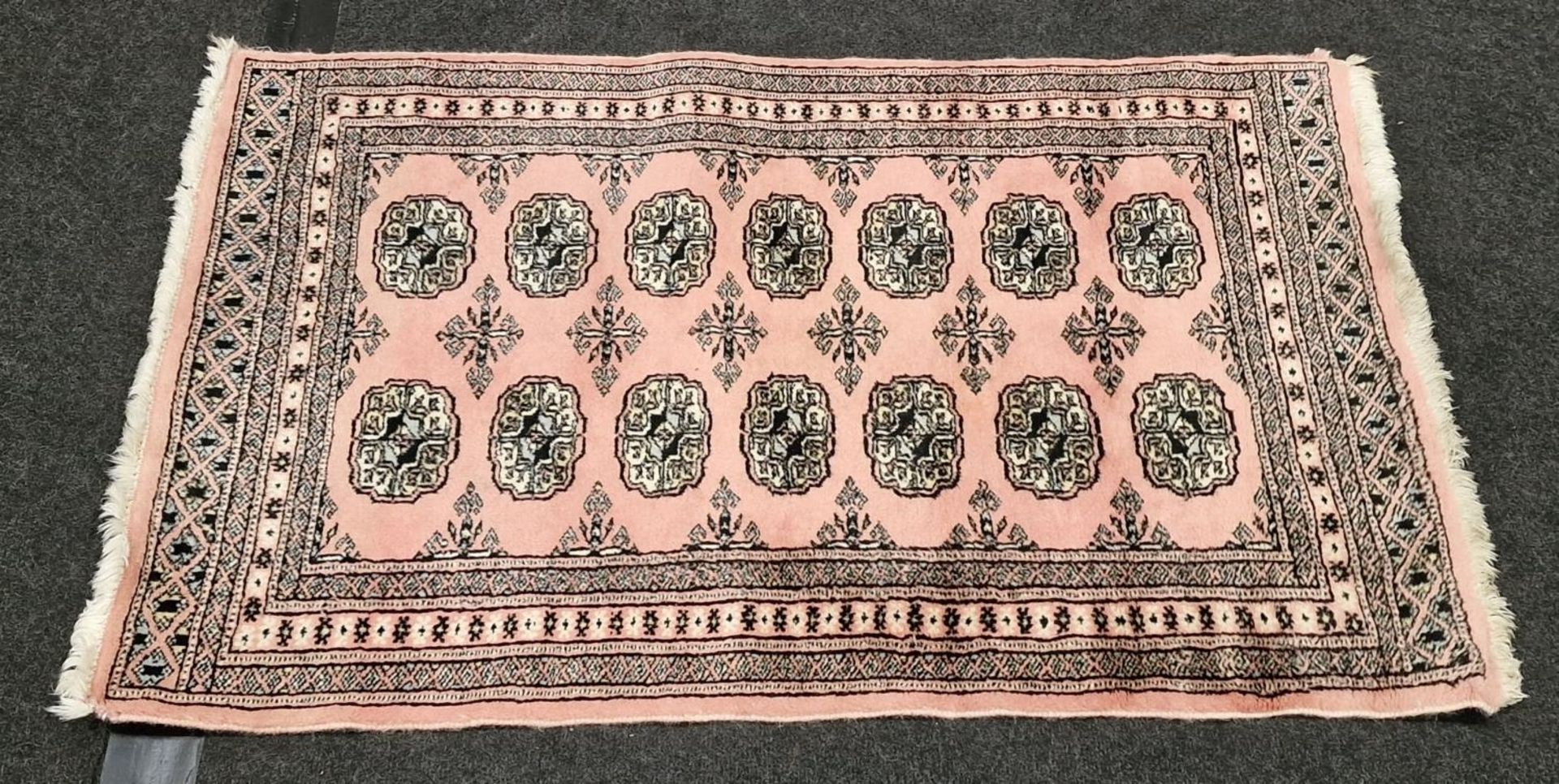 Contemporary dusky pink patterned carpet 120x78cm.