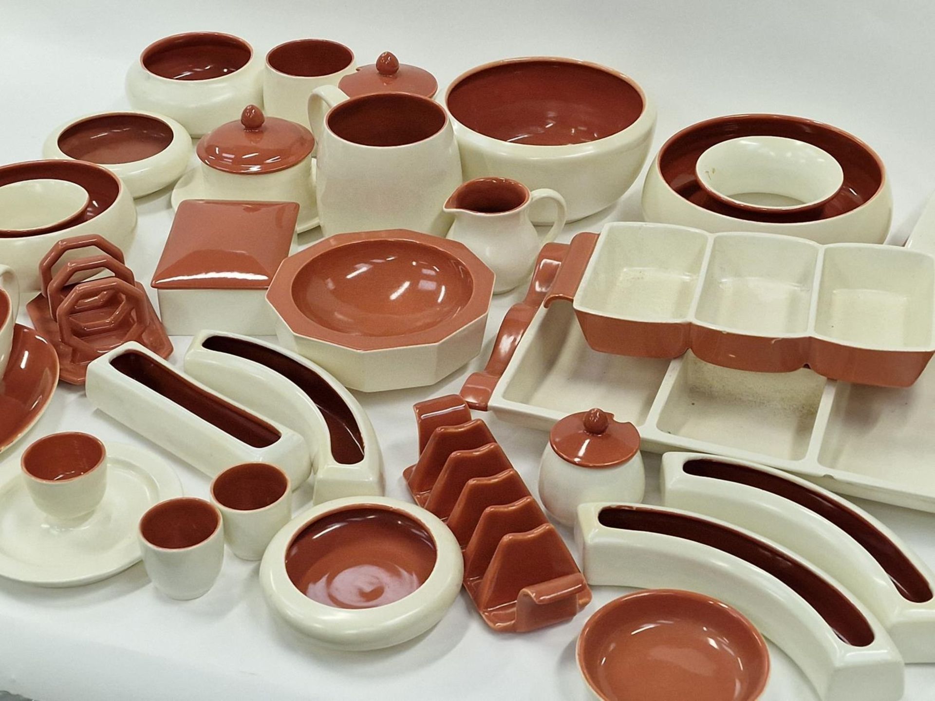 Poole Pottery Twintone collection in the rarer "Red Indian" colourway to include dinnerware, egg - Image 2 of 5